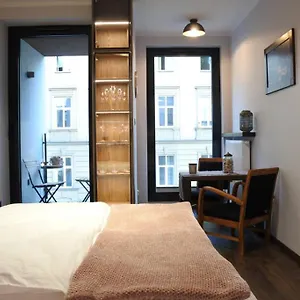 Boutique 109 - Old City, Luxury Apt. With A Garage Apartament
